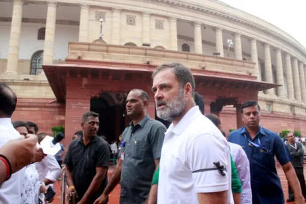 राहुल गांधी ने चुनाव आयोग पर उठाए सवाल, दी चेतावनी