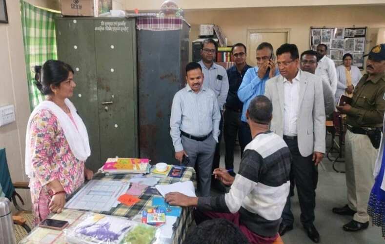इंदौरः कमिश्नर ने किया मानसिक चिकित्सालय का आकस्मिक निरीक्षण