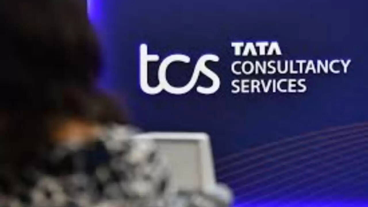 TCS की छंटनी: 12,000 कर्मचारियों की नौकरी पर खतरा, जानें कारण