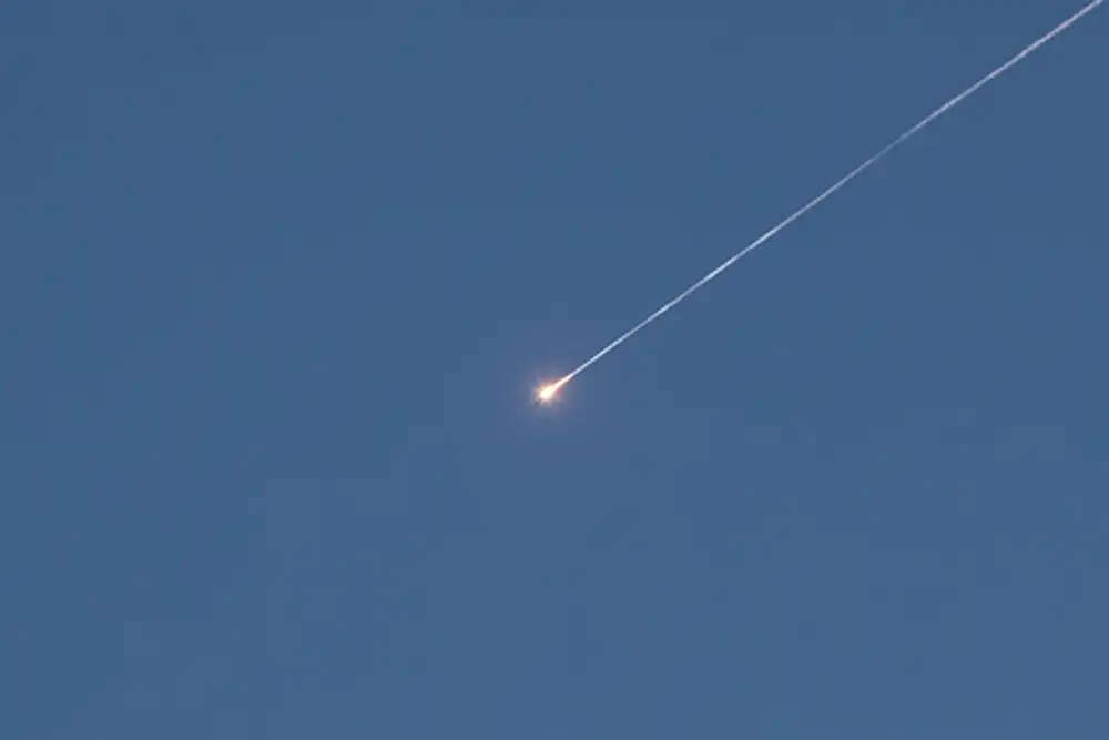 ईरान पर हमलों की श्रृंखला जारी, खार्ग द्वीप पर हमले की पुष्टि