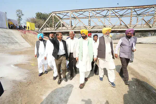 मुख्यमंत्री भगवंत मान ने फिरोजपुर फीडर नहर के नवीनीकरण का उद्घाटन किया