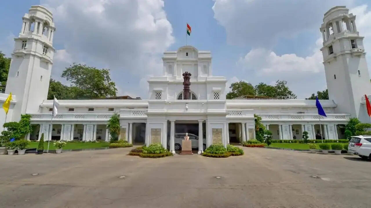 दिल्ली विधानसभा में सुरक्षा चूक: कार घुसने से मची अफरा-तफरी