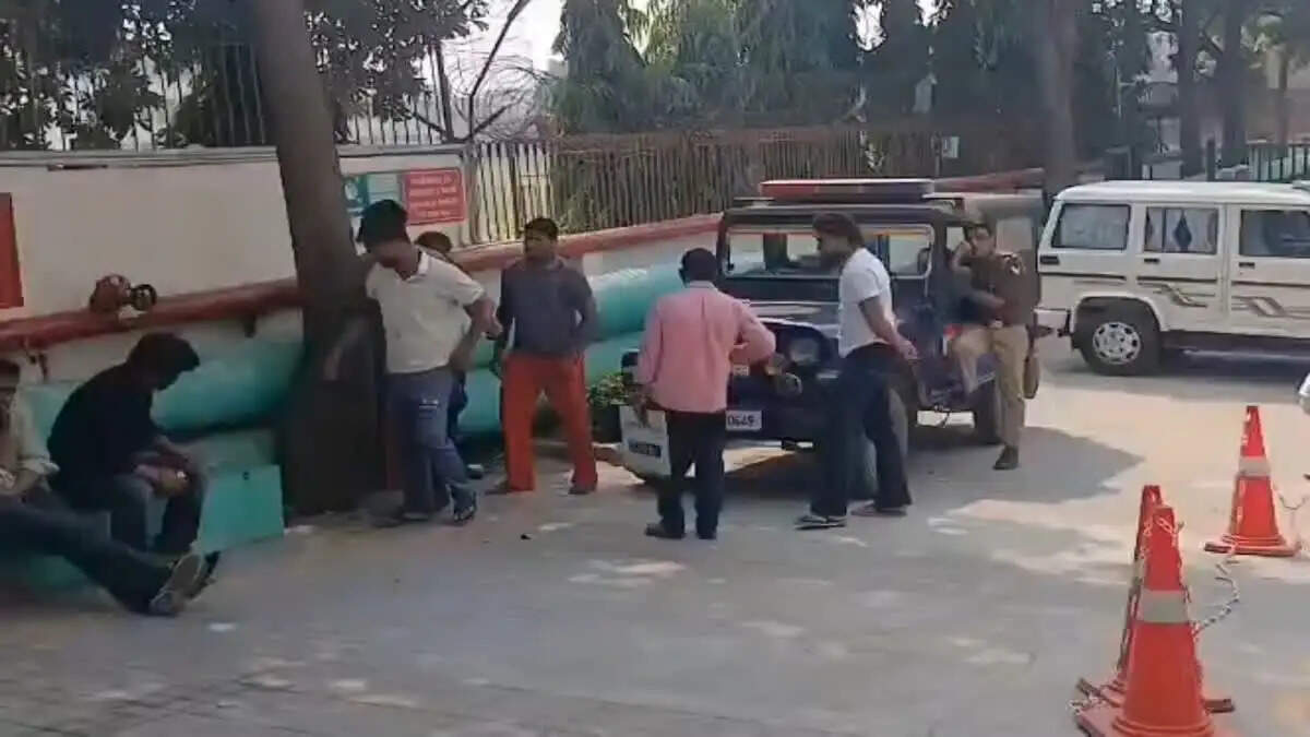 ग्रेटर नोएडा में दिनदहाड़े युवक पर गोलीबारी, गंभीर हालत में अस्पताल में भर्ती