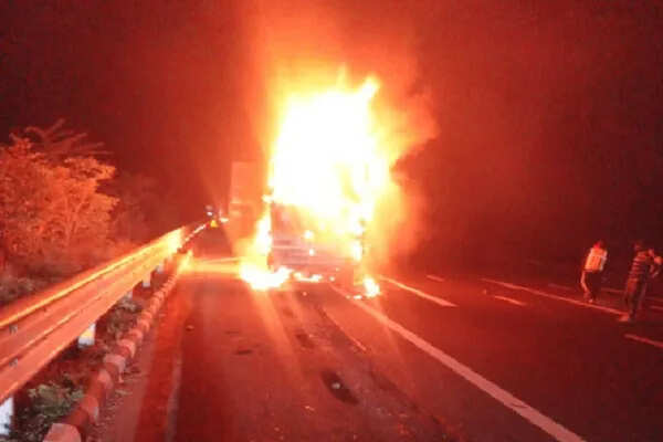 दिल्ली-मुंबई एक्सप्रेसवे पर भीषण दुर्घटना में तीन लोगों की मौत