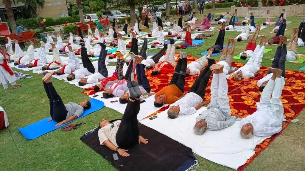 इरोस सम्पूर्णम सोसायटी में 12वें अंतरराष्ट्रीय योग दिवस का भव्य आयोजन