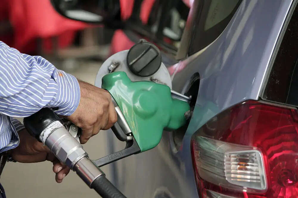 नायरा एनर्जी ने पेट्रोल और डीजल की कीमतों में की वृद्धि