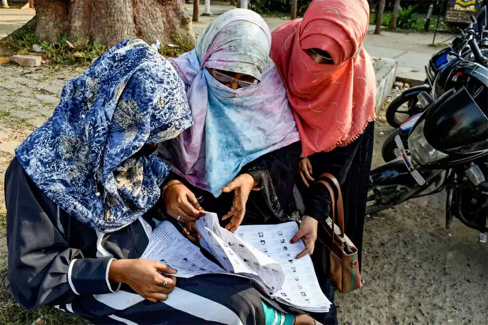 पश्चिम बंगाल में मतदाता सूची की पुनरीक्षण प्रक्रिया पर विवाद