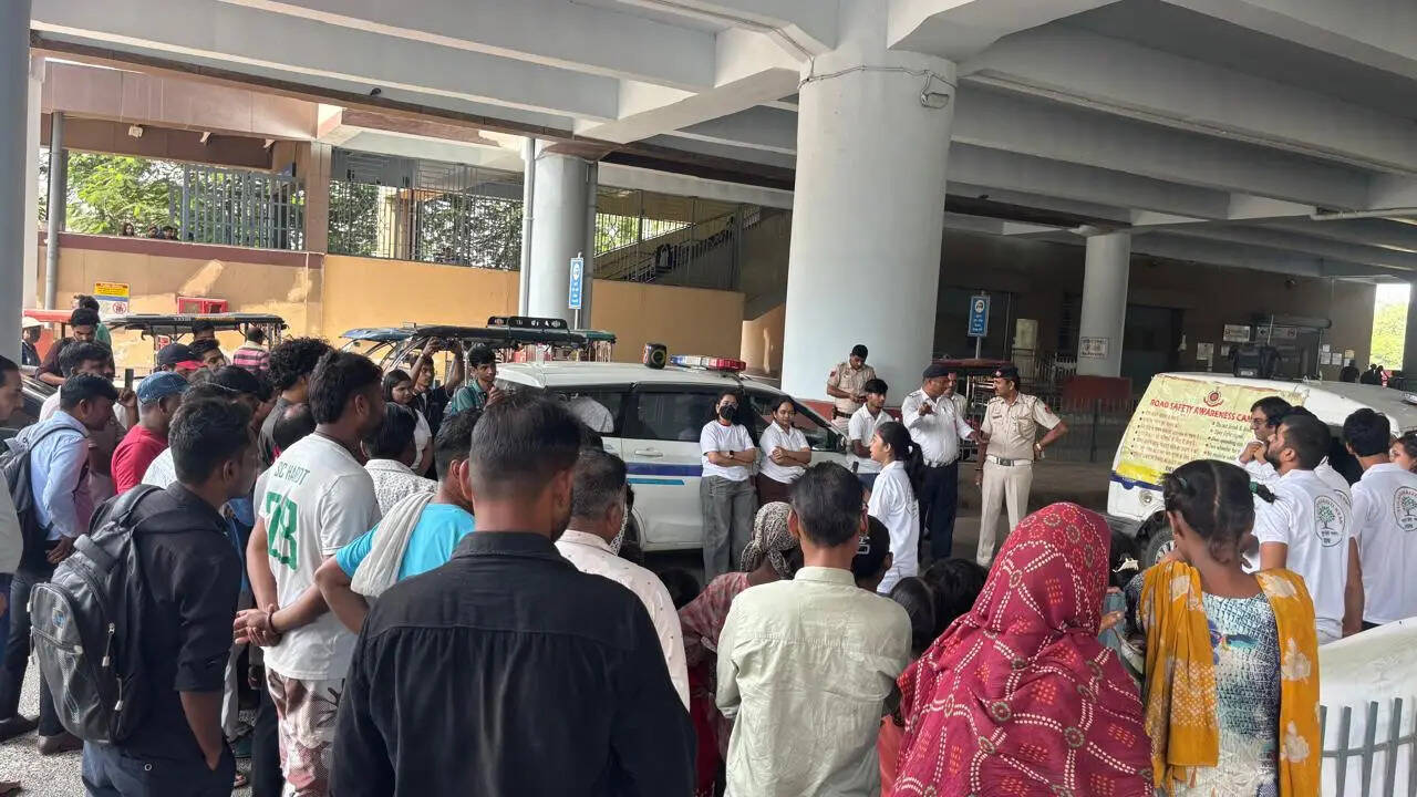 दिल्ली में सड़क सुरक्षा के लिए अनोखी पहल: नुक्कड़ नाटक से जागरूकता बढ़ाई गई