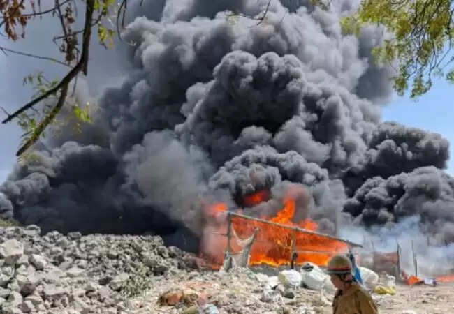 गाजियाबाद में भीषण आग से 500 झुग्गियां जलकर राख, सिलिंडर फटने से मची अफरा-तफरी