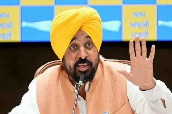 AAP में राजनीतिक उथल-पुथल: सांसदों का बीजेपी में विलय