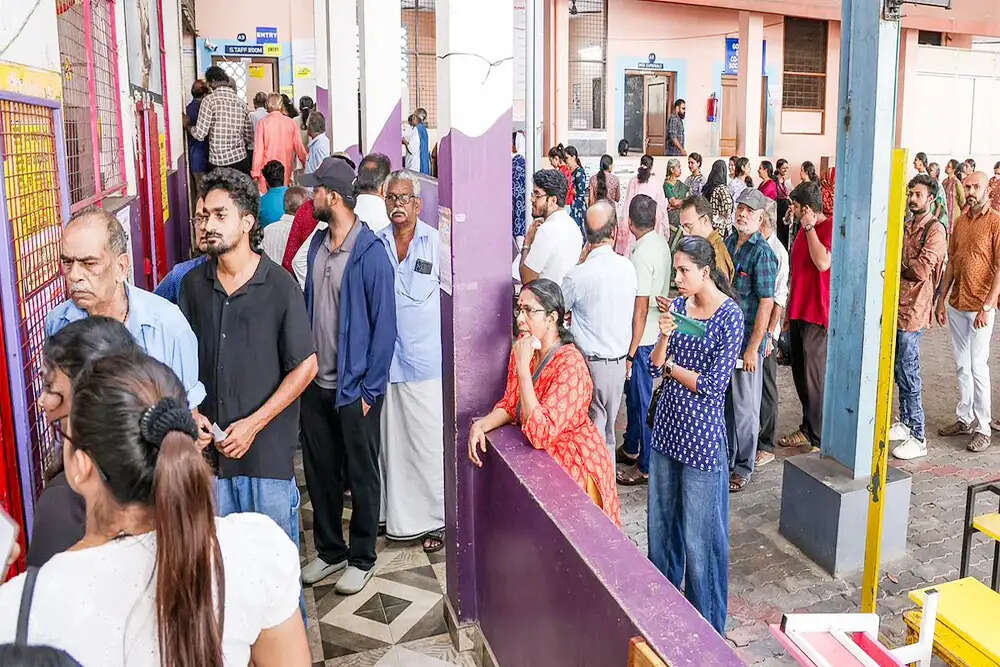 विधानसभा चुनाव में केरल, असम और पुडुचेरी में मतदान का उत्साह