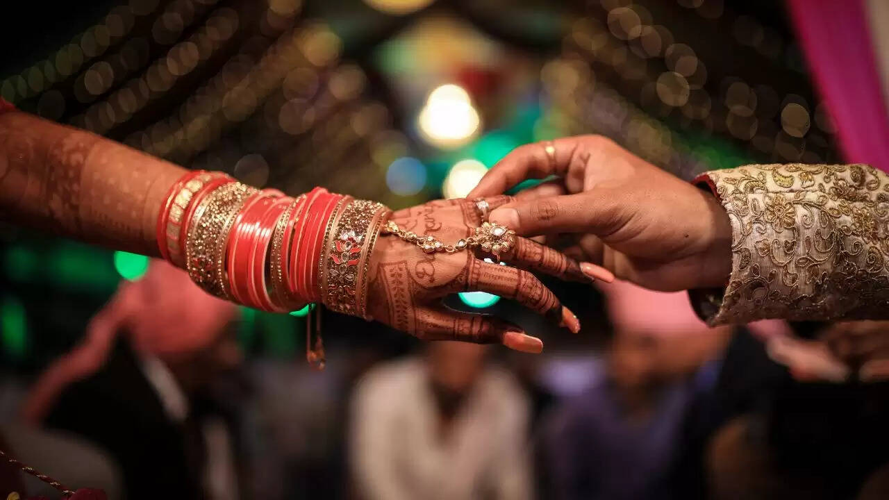 पंजाब के गांव में प्रेम विवाह पर प्रतिबंध का प्रस्ताव, विवाद बढ़ा
