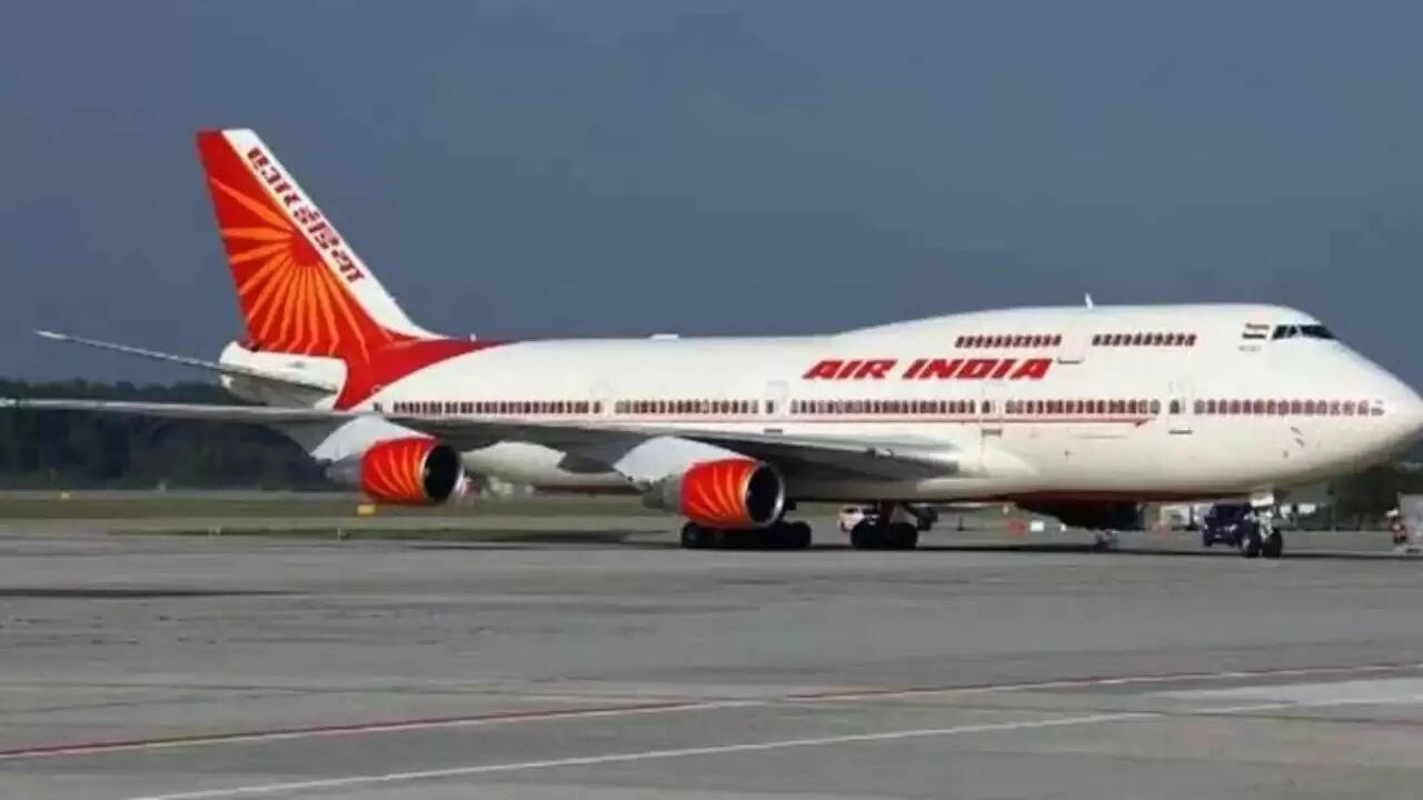पटना एयरपोर्ट पर एयर इंडिया की उड़ानों में सामान की कमी से यात्रियों में हड़कंप