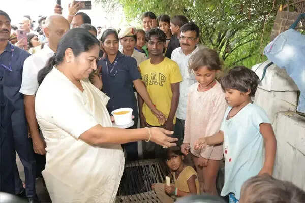 दिल्ली में बाढ़ राहत कार्यों की निगरानी कर रहीं मुख्यमंत्री रेखा गुप्ता