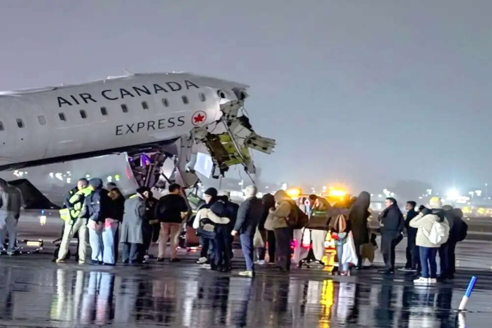 न्यूयॉर्क के लागार्डिया एयरपोर्ट पर विमान और ग्राउंड वाहन की टक्कर