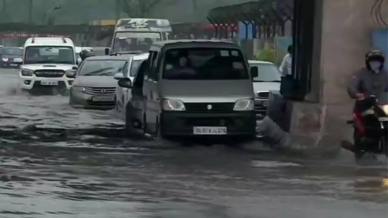 दिल्ली में बारिश से मिली गर्मी से राहत, प्रशासन ने जारी किया अलर्ट