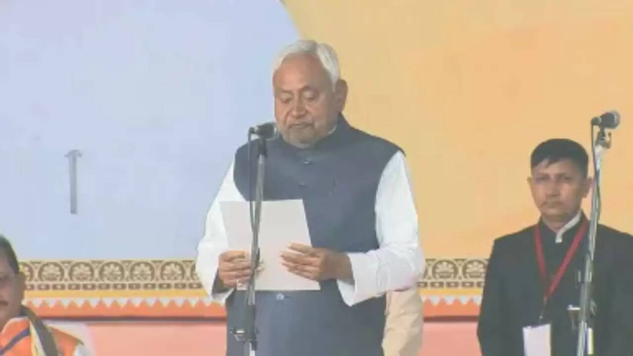 नीतीश कुमार ने 10वीं बार मुख्यमंत्री पद की शपथ ली