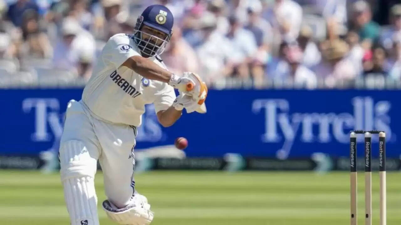ऋषभ पंत का इंग्लैंड में शानदार प्रदर्शन, रोहित और विराट से आगे