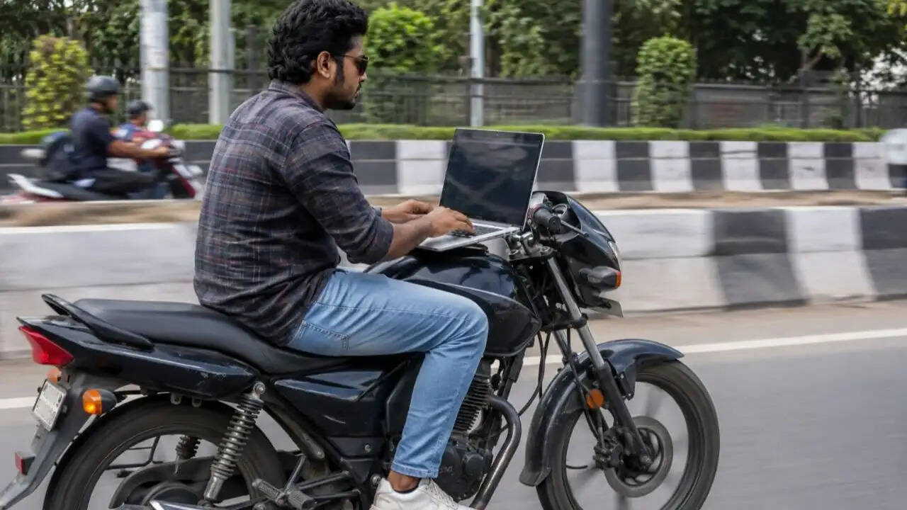 हैदराबाद में युवक का अनोखा कारनामा: बाइक पर लैपटॉप के साथ काम करते हुए वायरल वीडियो