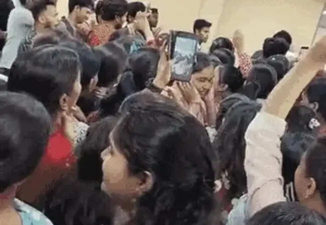 लखनऊ में बिजली सेवा केंद्र के कर्मचारियों का वेतन को लेकर प्रदर्शन