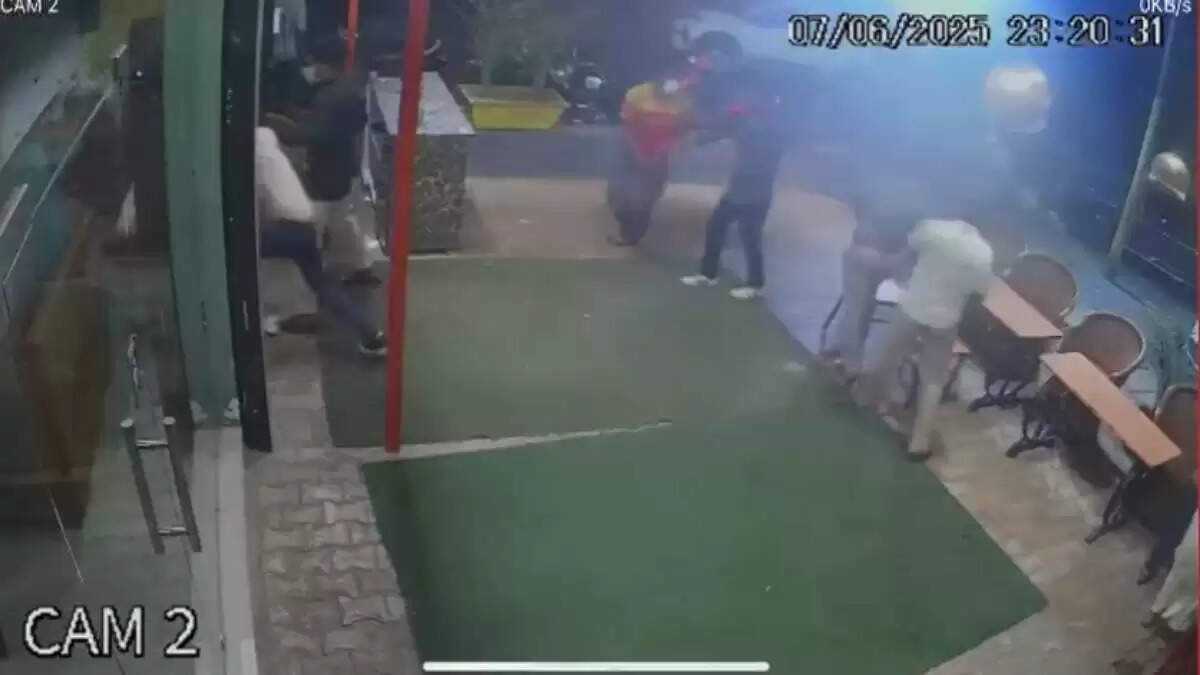 गाजियाबाद में रेस्टोरेंट पर हमला: फायरिंग और तोड़फोड़ का मामला