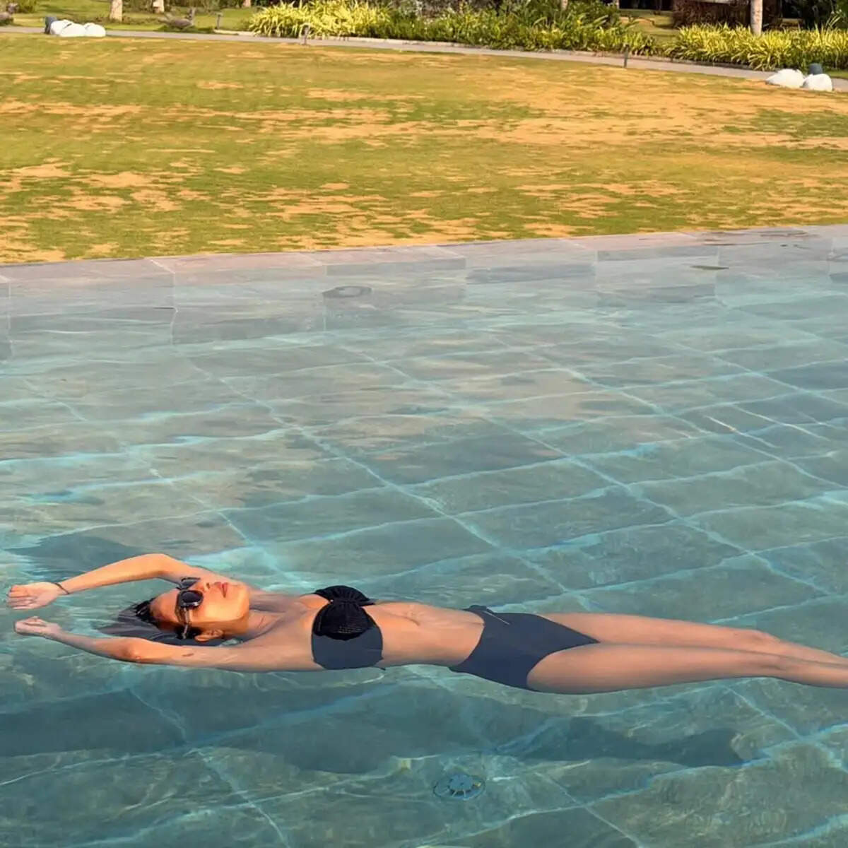 प्रियंका चोपड़ा का शानदार बिकिनी लुक: 43 की उम्र में भी बिखेर रही हैं जलवा