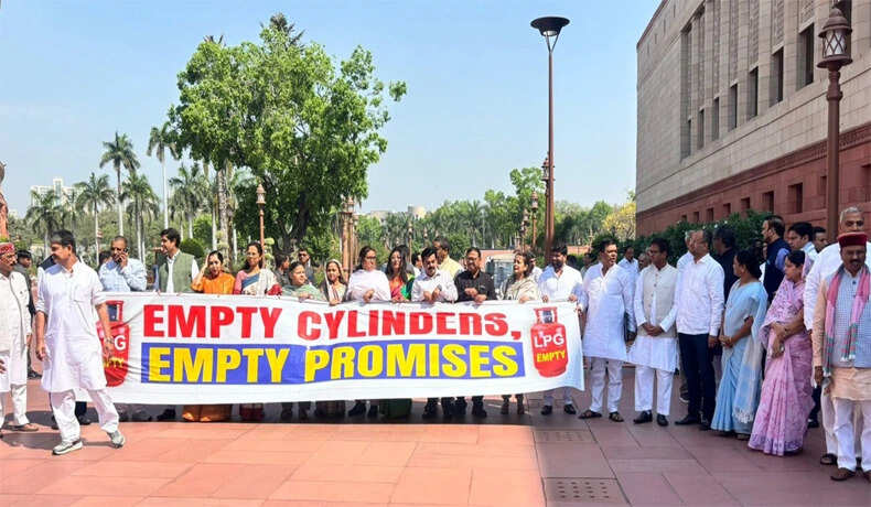 संसद में विपक्षी सांसदों का एलपीजी आपूर्ति पर विरोध प्रदर्शन