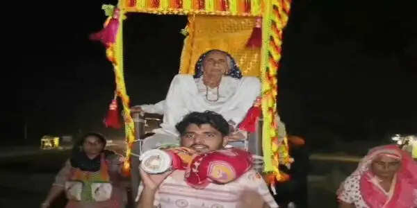 पोते और दोहते ने 102 वर्षीय दादी को पालकी में बैठाकर कराए हरिद्वार दर्शन