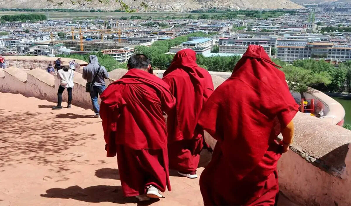 चीन में तिब्बती भिक्षुओं की हिरासत पर बढ़ती चिंताएँ