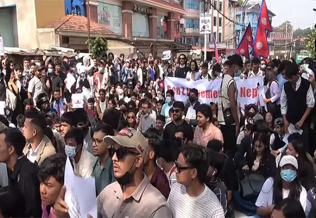 नेपाल में सोशल मीडिया बैन के खिलाफ भड़के जनसैलाब, एक की मौत