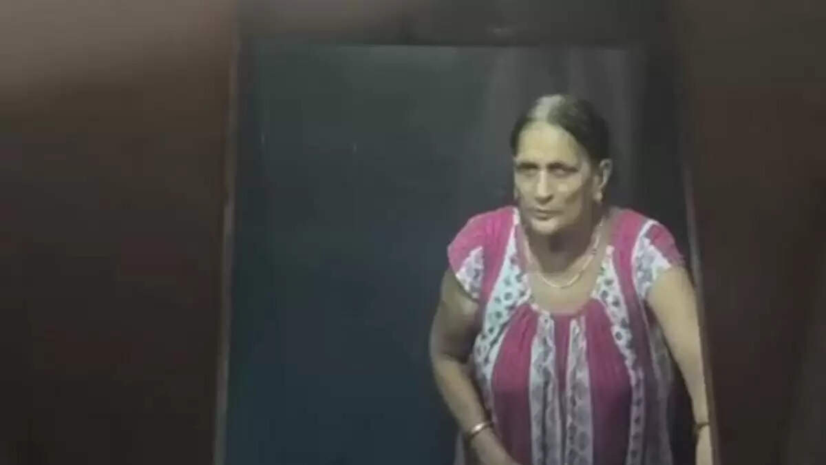 महिला 20 मिनट तक लिफ्ट में फंसी, ग्रेटर नोएडा सोसायटी में हड़कंप