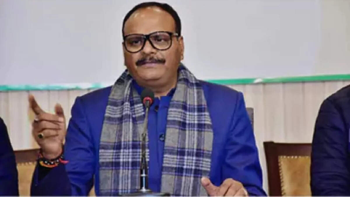 उत्तर प्रदेश में स्वास्थ्य विभाग में बड़ी कार्रवाई: डिप्टी सीएम ने अधिकारियों को किया निलंबित