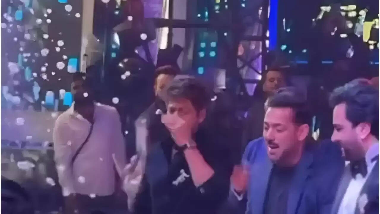 शाहरुख और सलमान का शादी में धमाकेदार डांस, फैंस का दिल जीता