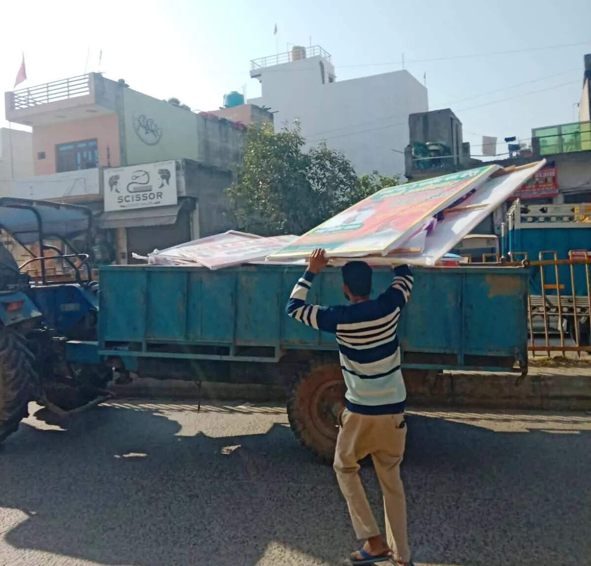 धारूहेड़ा नगरपालिका ने सड़कों से हटाए बैनर और पोस्टर