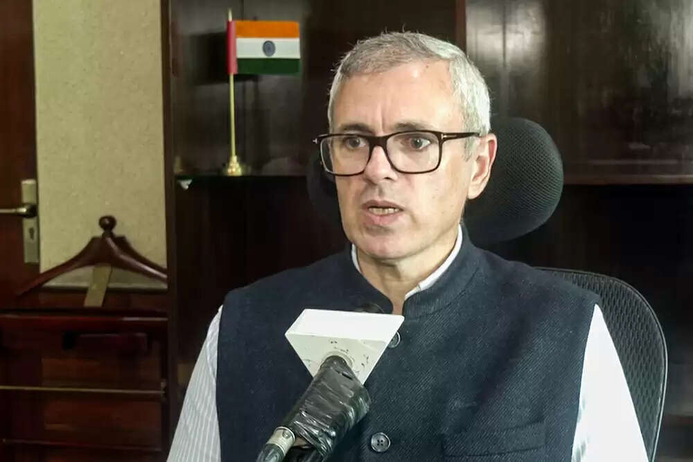 उमर अब्दुल्ला की राजनीतिक चुनौतियाँ: जम्मू कश्मीर में संतुलन बनाने की कोशिश