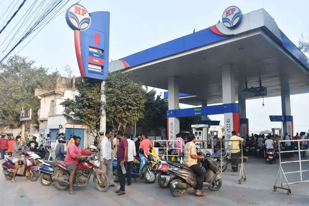 भारत में कच्चे तेल का भंडार घट रहा, ईरान संकट का असर