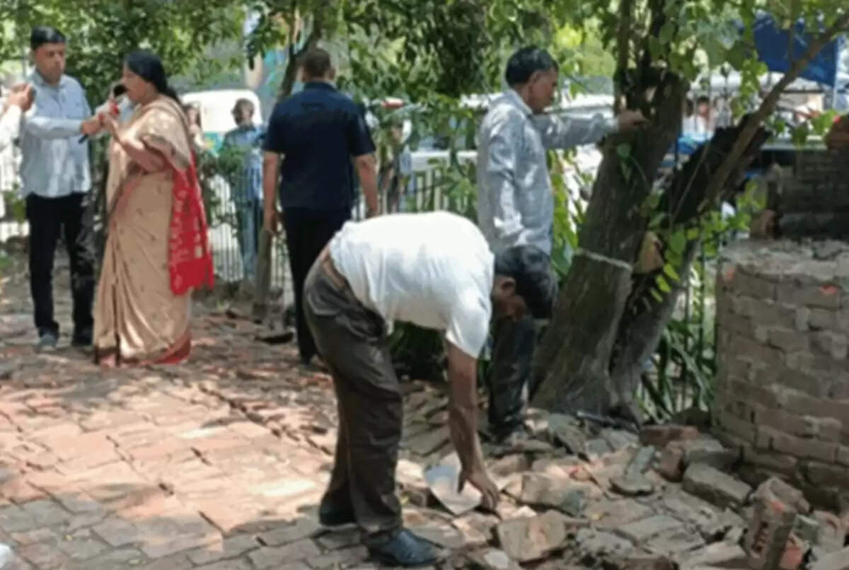 गाजियाबाद में मेयर की कार्रवाई से ग्रीन बेल्ट पर कब्जा हटाया गया