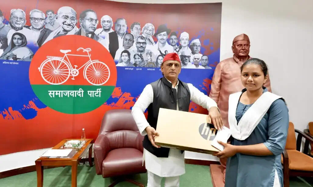 अखिलेश यादव ने मेधावी छात्रों को लैपटॉप देकर किया सम्मानित
