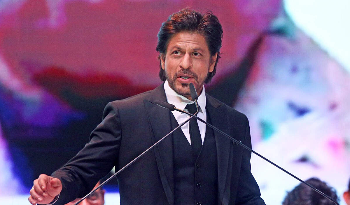 शाहरुख खान ने धर्मेंद्र को श्रद्धांजलि दी, कहा- 'आप मेरे लिए पिता तुल्य थे'