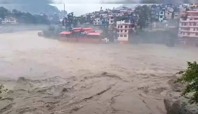 उत्तरकाशी में बादल फटने से धराली गांव में भारी तबाही, रेस्क्यू ऑपरेशन जारी