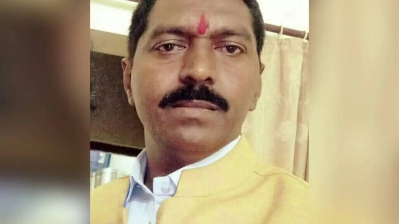 महाराष्ट्र में पुलिस अधिकारी पर महिला से अनुचित मांग का आरोप, फरार