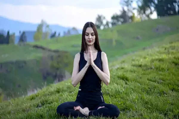अंजलि मुद्रा: दिल और फेफड़ों के लिए लाभकारी योगासन