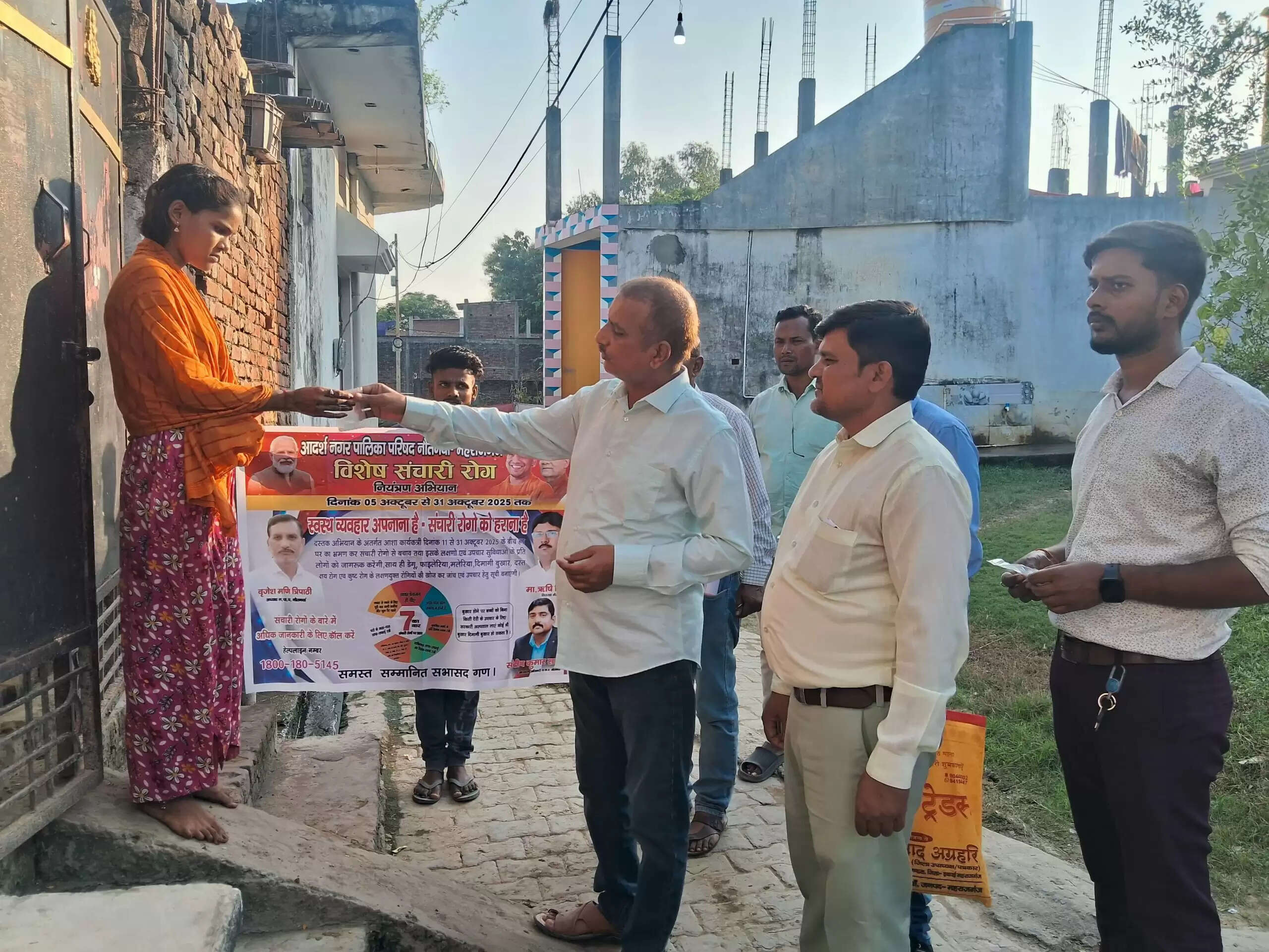 स्वच्छ जल के लिए बृजेश मणि त्रिपाठी का पहल, क्लोरीन की गोली का वितरण
