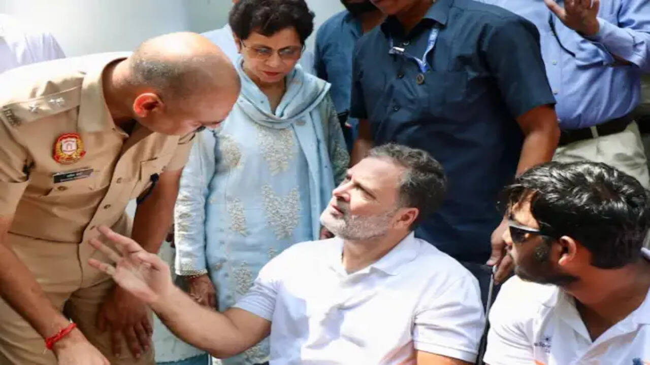 दिल्ली पुलिस ने राहुल गांधी की मांग पर पैलेट गन मामले में FIR दर्ज की