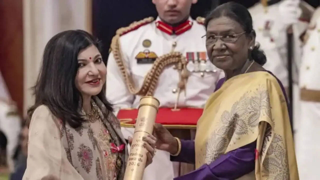 Alka Yagnik की स्वास्थ्य स्थिति: सेंसरीन्यूरल हियरिंग लॉस से जूझतीं