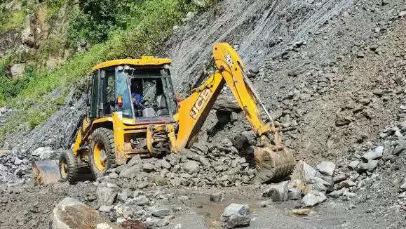 केदारनाथ यात्रा 2025: बारिश से प्रभावित, श्रद्धालुओं को रोका गया