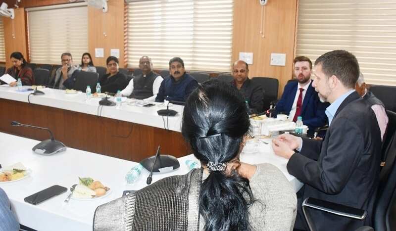 एआई की परिवर्तनकारी शक्ति के उपयोग के लिए भारत-यूएस रक्षा तंत्र बनाने में कर सकते हैं सहयोगः माइक हैंकीस