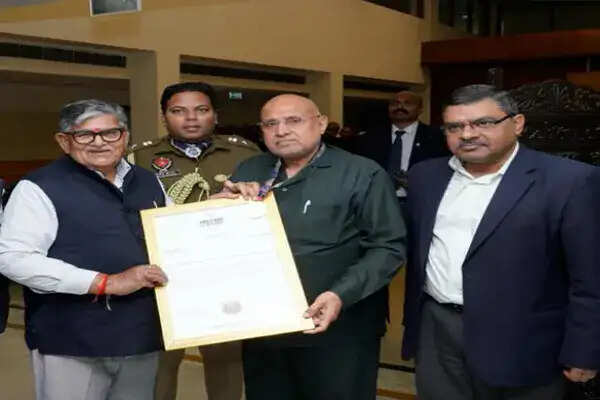 पूर्व सांसद अविनाश राय खन्ना को वर्ल्ड बुक ऑफ रिकॉर्ड्स से मिला सम्मान