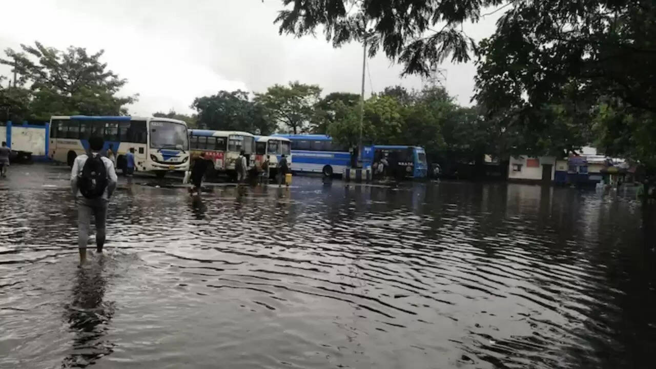 कोलकाता में मूसलधार बारिश: दुर्गा पूजा की तैयारियों पर पड़ा गहरा असर