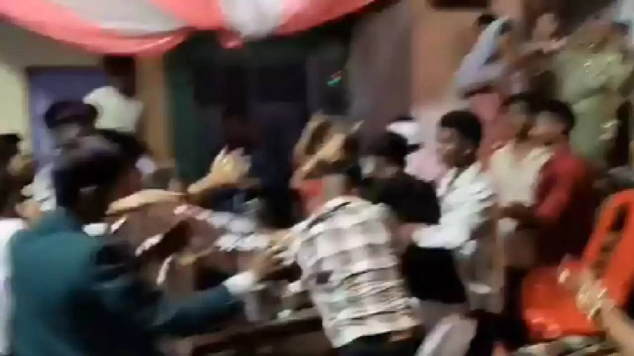गर्मी में शादी समारोह में कूलर के सामने बवाल, वीडियो हुआ वायरल